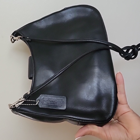 Coach Handbags - Coach Vintage D1K-8319 Glovetanned natural Leather Black Leather Crossbody 🐈⬛